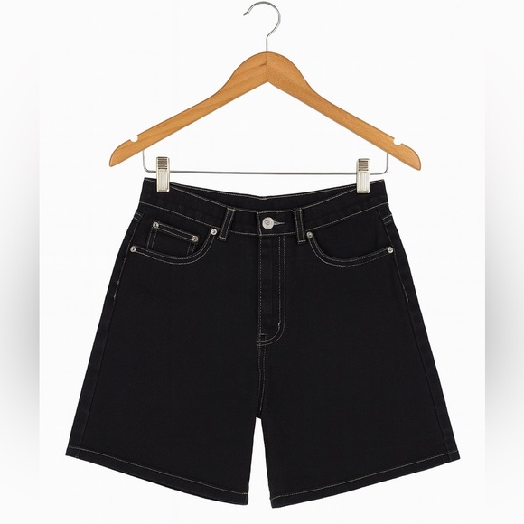 Calvin Klein Jeans size 6 black denim shorts. 29” waist, 15” length, 5” Inseam - Picture 1 of 3